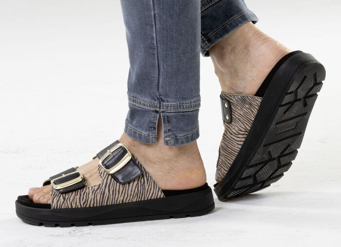 Caprice, trendige Damen-Pantoletten, Weite G, mit herausnehmbarem Fußbett SCHWARZ-SAND