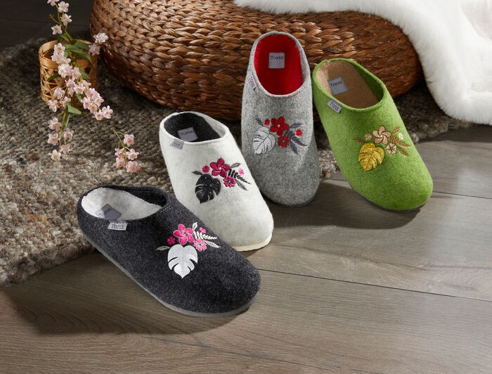 Hausschuh mit  Blüten- und Blattstickerei WEISS