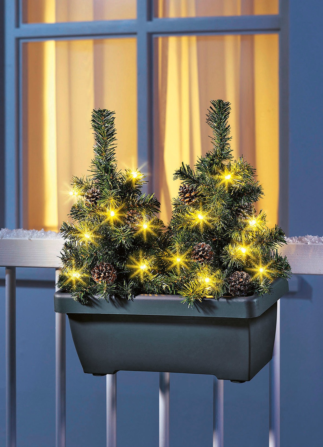 Weihnachtsdeko aussen: Balkonkasten mit LED-Bumchen